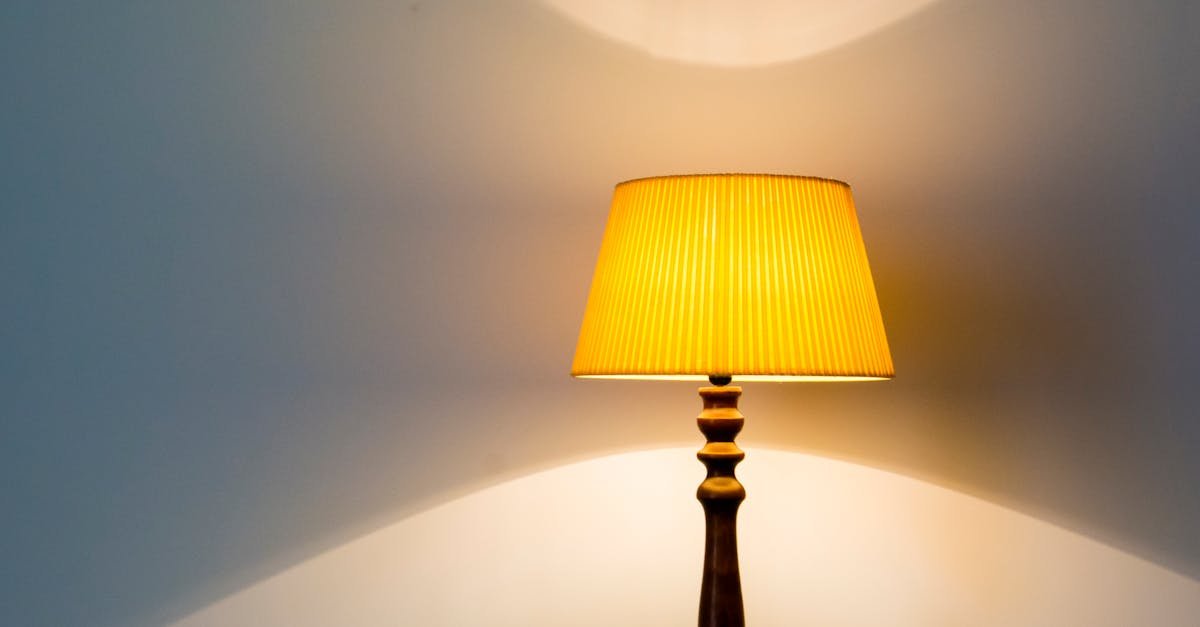 Klimat salonu w świetle: kinkiety czy lampy podłogowe? Jak wybrać i sprytnie łączyć