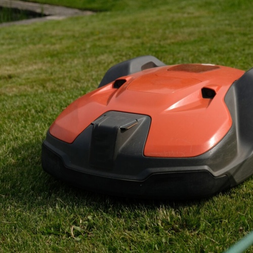 Roboty koszące - dlaczego są teraz tak chętnie kupowane?