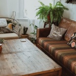 Zaproś boho do salonu: 17 inspiracji na przytulną, naturalną przestrzeń