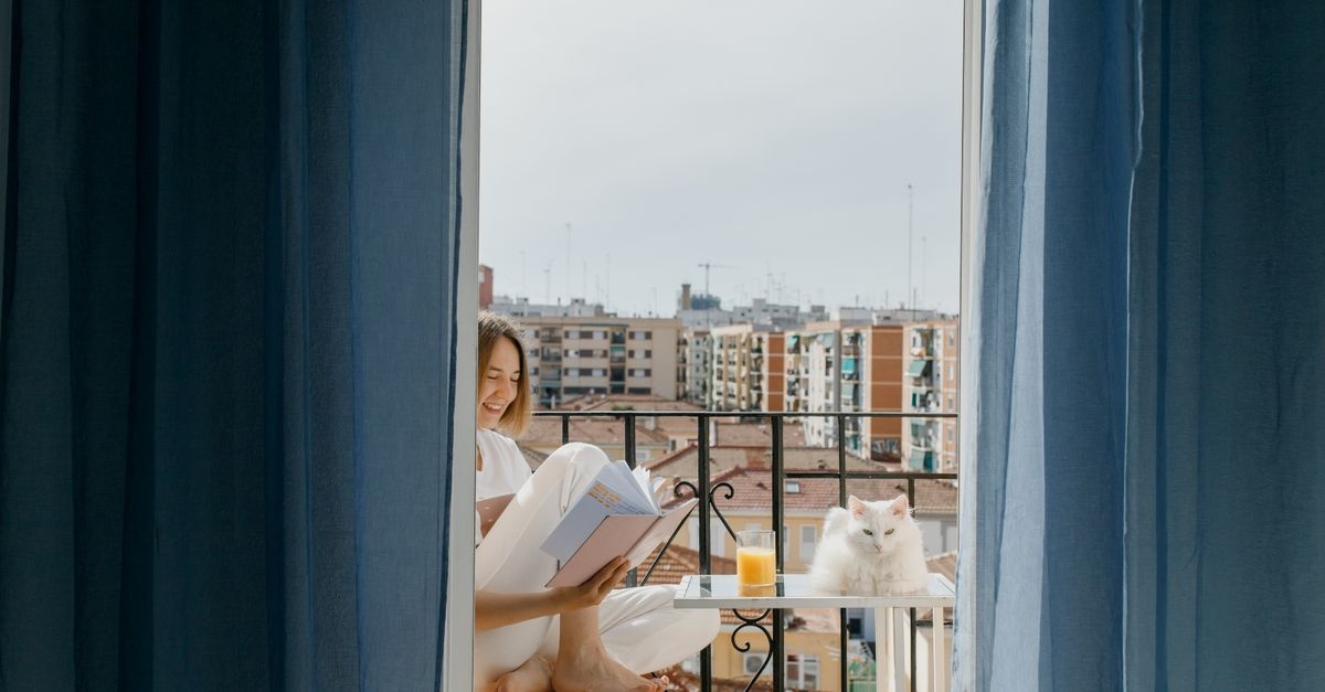 Zamień balkon w oazę relaksu: inspiracje i sprytne triki na wygodny kącik wypoczynkowy
