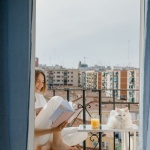 Zamień balkon w oazę relaksu: inspiracje i sprytne triki na wygodny kącik wypoczynkowy
